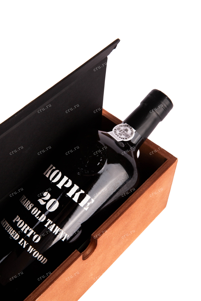Бутылка в коробке портвейна Копке 20 лет в подарочной коробке 0.75 л