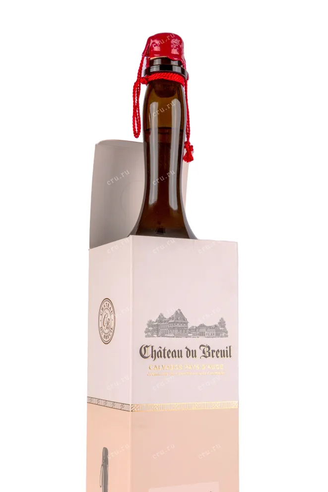 В подарочной коробке Chateau du Breuil Pays dAuge Millesime gift box 2002 0.7 л