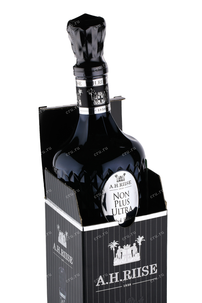 Бутылка рома А.Х. Рииз Нон Плюс Ультра Блек Эдишн 0.7 в подарочной коробке