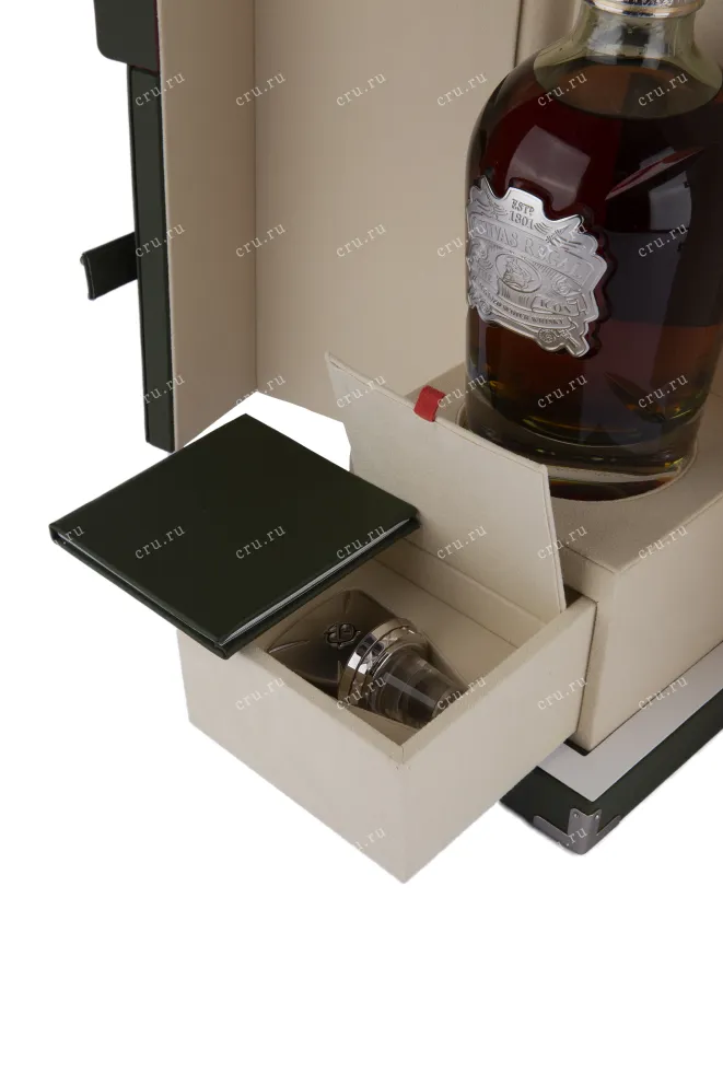 Виски Chivas Regal The Icon gift box  0.7 л