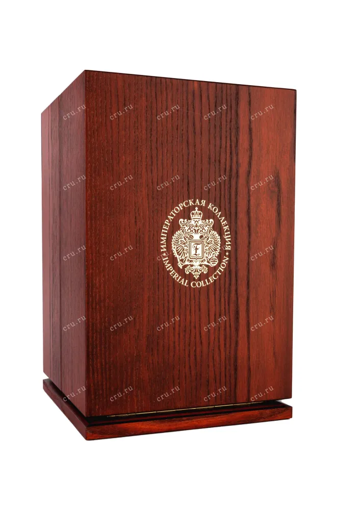 Подарочная коробка Imperial Collection Super Premium Faberge white-red in wooden box 0.7 л