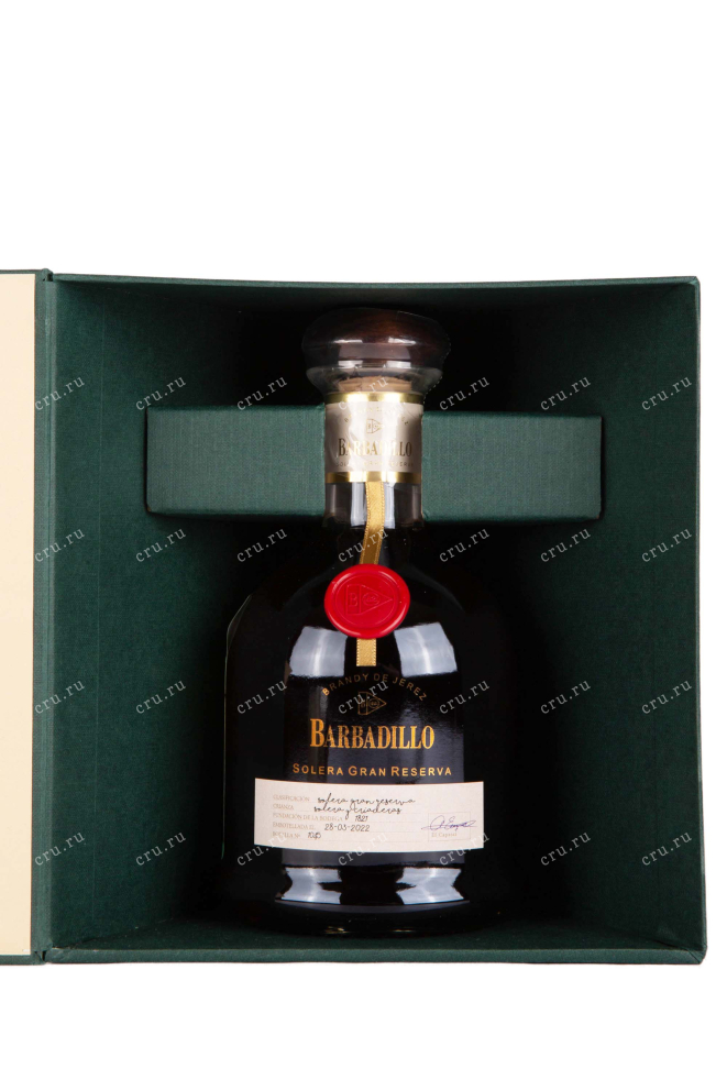 В подарочной коробке Barbadillo Solera Gran Reserva Brandy de Jerez DO in gift box 0.7 л