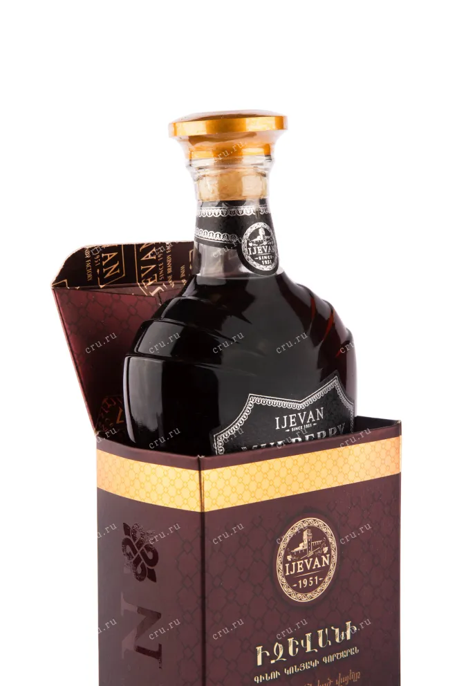 Бутылка водки Ijevan Mulberry 10 years with gift box 0.5 в подарочной упаковке