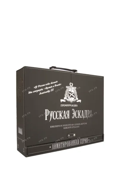 Водка Русская Эскадра сувенирный набор из древесноволокнистой плиты (четырехместная с дверцами)  0.7 л