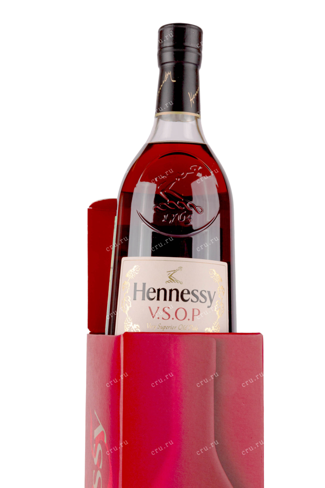 В подарочной коробке Hennessy VSOP 0.7 л