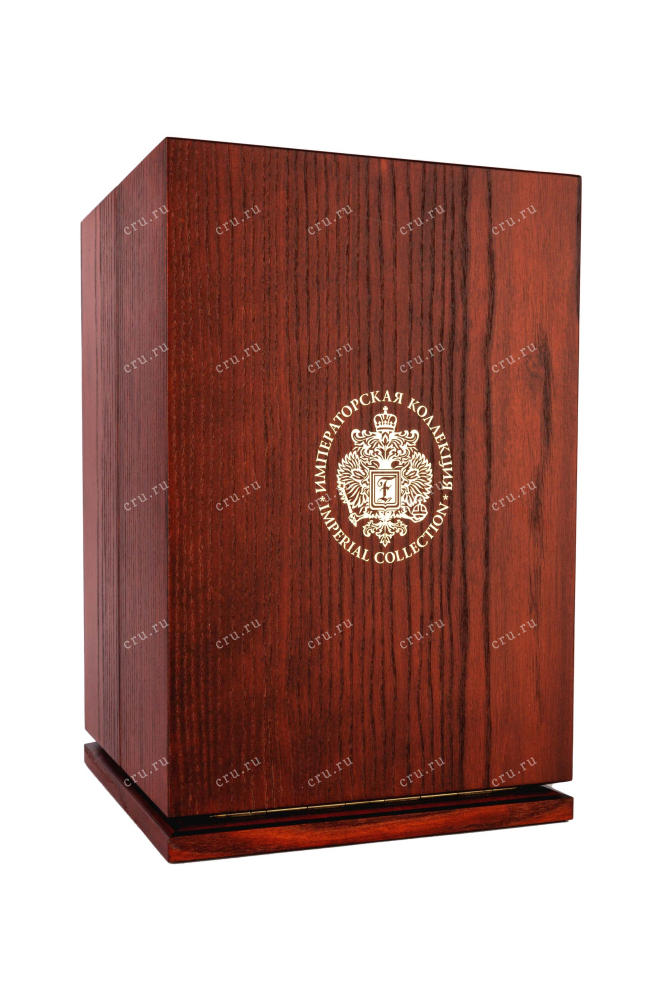 Подарочная коробка Imperial Collection Super Premium Faberge white-red in wooden box 0.7 л